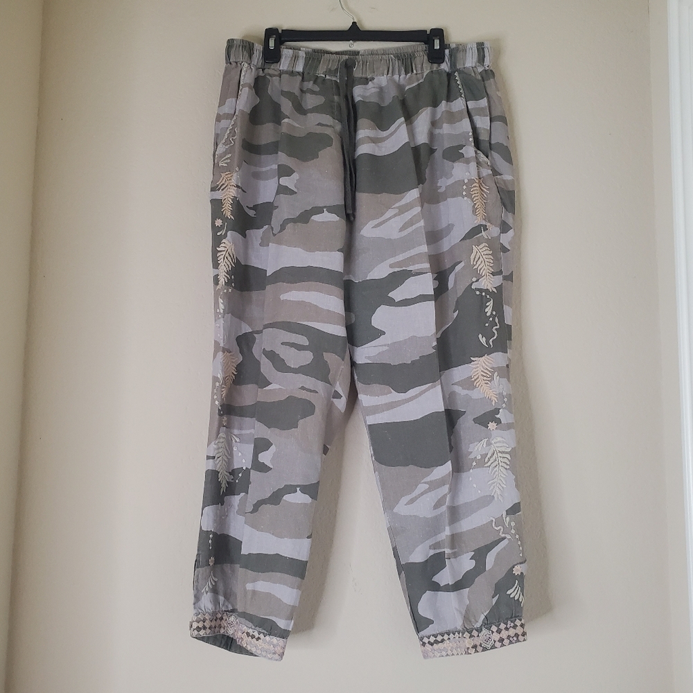Johnny Was Womens Camo Pants Embroidery Size XL Linen Cropped Army Green Summer